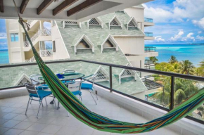 Acogedor con balcón y vista al mar